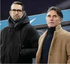  ??  ?? Sportdirek­tor Michael Preetz und Trainer Bruno Labbadia (r.) könnten in Berlin schon bald Geschichte sein.