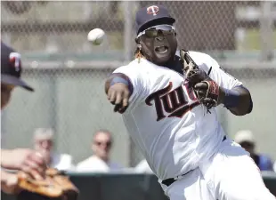  ?? AP ?? El dominicano Miguel Sanó tira a la inicial en busca de poner out al dominicano Eduardo Núñez, quien conectó un batazo por sus predios.