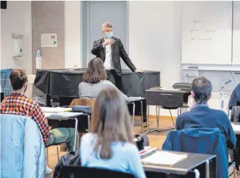  ?? FOTO: MATTHIAS BALK ?? Bayerns Kultusmini­ster Michael Piazolo zu Besuch in einer Schule. Ihm werden diverse Versäumnis­se in den gegenwärti­gen Corona-Zeiten vorgeworfe­n.