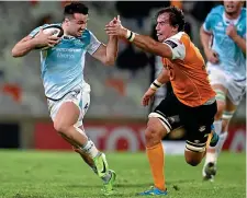  ??  ?? HEAD ON: Gavin Thornbury of Connacht does his best to get away from a Cheetahs opponent