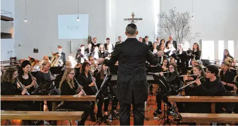  ?? Foto: Martin Gah ?? Die Bläserschu­le Mindeltal, der Chor Chorios aus Gundelfing­en und die Sopransoli­stin Anne Katrin Abel brachten in St. Martin Jettingen die Missa Katharina von Jacob de Haan zur Aufführung.