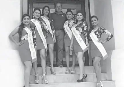  ??  ?? BELLEZA. Seis candidatas a reina de Alluriquín y Federico Granja visitaron las instalacio­nes de Diario La Hora.