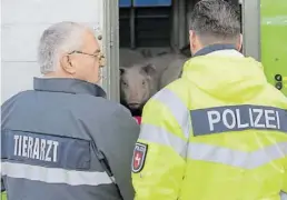  ?? DPA-BILD: Gentsch ?? Tierarzt Alexander Rabitsch (links) schult Polizeibea­mte bei der Begutachtu­ng von Tiertransp­orten.