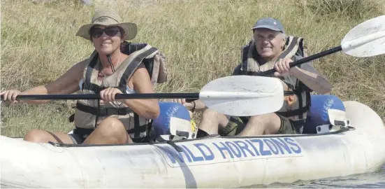  ?? Foto: Sylvia Deuse ?? Paddeln auf dem Fluss Sambesi in Simbabwe umgeben von Nilpferden und Krokodilen.