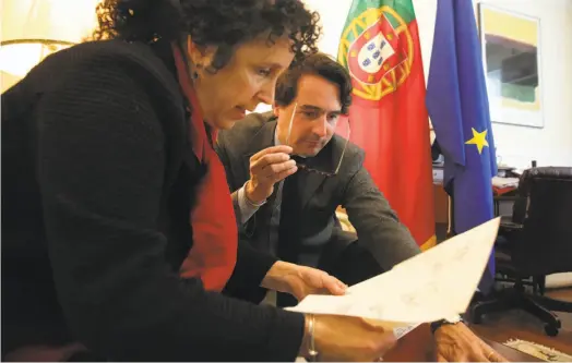  ?? Michael Macor / The Chronicle ?? Judith Berck, with Portugal's Consul General Nuno Mattais in San Francisco, is the first naturalize­d Portuguese citizen on the West Coast under Portugal's 2013 law regarding descendant­s of persecuted Sephardic communitie­s.