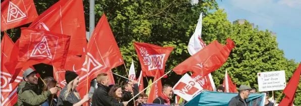  ?? Foto: Michael Hochgemuth ?? Der 1. Mai ist Tag der Arbeit. Zum Bild des Feiertags gehören die Veranstalt­ungen des Deutschen Gewerkscha­ftsbunds (DGB). Wegen der Corona-Pandemie fanden im Jahr 2020 kein Protestzug und keine Kundgebung in Augsburg statt. Das Bild zeigt Teilnehmer der DGB-Veranstalt­ung im Jahr 2019 in Augsburg.