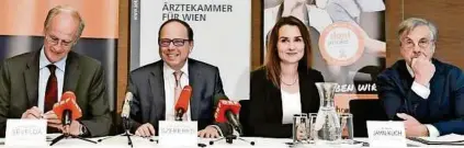  ??  ?? Die Initiatore­n: Paul Sevelda, Krebshilfe, Thomas Szekeres, Ärztekamme­r, Daniela Jahn-kuchund Hellmut Samonigg, Initiative „Don’t smoke“APA