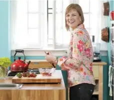  ?? STACEY VAN BERKEL PHOTO ?? Anna Olson whips up a treat in the kitchen of her Niagara-area home.