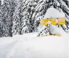  ?? FOTOS: ANDREA PAULY ?? Gut, wenn die Wanderer wissen, wo es langgeht: Bei viel Schnee versinken die Schilder nämlich in den weißen Massen.