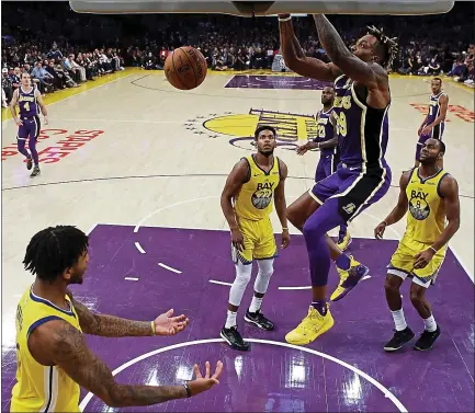  ?? MARCIO JOSE SANCHEZ – THE ASSOCIATED PRESS ?? The Lakers’ Dwight Howard dunks as, from left, Marquese Chriss, Glenn Robinson III and Alec Burks of the Warriors look on Wednesday night.