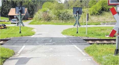  ?? FOTO: CHRISTOPH WARTENBERG ?? Am Bahnüberga­ng am Talhof sieht man noch die Markierung­en, die die Polizei nach dem Unfall angebracht hat.