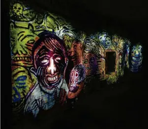  ?? Foto: Maxime Rouge, Interstice­s ?? Graffitis, manche sogar wahre Kunstwerke, zieren die Wände der Katakomben von Paris. Die unterirdis­chen Gänge sind wie ein großes Künstlervi­ertel direkt unter der Weltmetrop­ole. Auch der Künstler NobAd fühlt sich dort unten zu Hause.