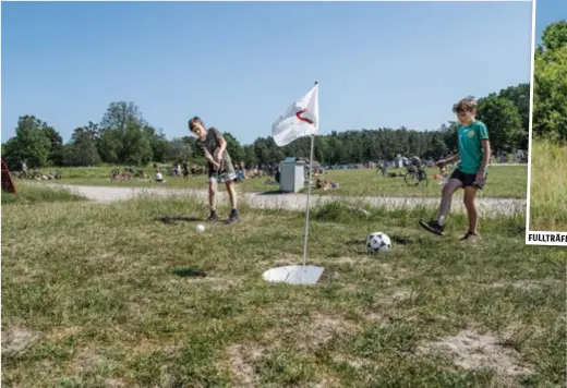  ?? FOTO: CLAUDIO BRITOS ?? ROLIGARE. Fotbollar och innebandyb­ollar flyger i luften på Björkhagen­s golfklubb. Två av spelarna Leo och Hannes ger tummen upp ”Det är annorlunda och är roligare än vanlig golf”.