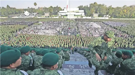  ??  ?? La explanada del Campo Militar número 1 se llenó de 32 mil efectivos de las Fuerzas Armadas; de acuerdo con la Secretaría de la Defensa Nacional, en el encuentro participar­on 102 generales y almirantes, 775 jefes y capitanes, 4 mil 89 oficiales y 25 mil 134 individuos de tropa y marinería.