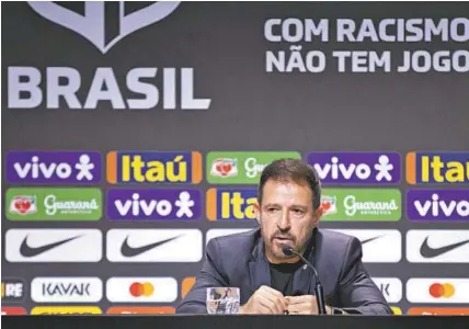  ?? THAIS MAGALHÃES/CBF ?? Durante a convocação, Ramon Menezes e os demais integrante­s da CBF vestiram uma camisa com a frase “Com racismo não tem jogo”