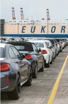  ?? Foto: dpa ?? Am Hafen in Bremerhave­n warten diese BMW-Fahrzeuge auf ihre Ausfuhr nach Amerika. Ist das eine Bedrohung und was heißen US-Zölle für Autobauer?