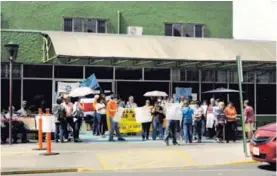  ?? RAFAEL MURILLO. ?? Asegurados y empleados de la clínica Carlos Durán se tiraron a la calle para reclamar mejores instalacio­nes y servicio.