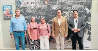  ?? ?? En Brotons Cabalgatas y Disfraces con Tomás Brotons y Gema García Bermúdez.