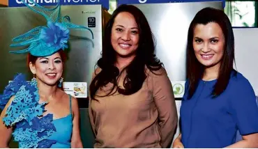  ??  ?? TESSA Prieto Valdes, Samsung Philippine­s corporate marketing head Chiqui Torres Tan and Daphne Oseña Paez