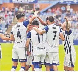  ?? JOSUÉ CORREA ?? Los jugadores del Recre celebran uno de los goles ante el Mérida.