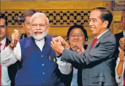  ?? AFP ?? Indonesia's President Joko Widodo hands over the gavel to PM Narendra Modi at the G20 Summit.