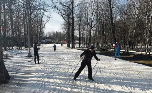  ?? Fotos: Stefan Scholl ?? Skilangläu­fer auf den wegtauende­n und wieder aufgeschüt­teten Skitrassen im Lasutina-sportpark in Odinzowo bei Moskau.