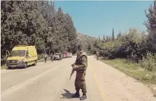  ?? REUTERS ?? Fosse comuni.
A sinistra, operatori palestines­i estraggono cadaveri nella fossa comune trovata vicino all’ospedale al- Shifa. Sopra, un soldato israeliano nel luogo dove si è svolto l’attacco di Hezbollah nel quale sono state ferite 18 persone. Sotto, una casa distrutta durante i raid israeliani di ieri nel villaggio di Mansouri, nel sud del LIbano