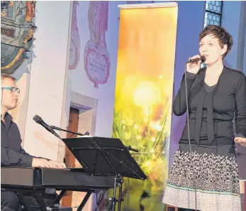  ?? FOTO: ALOIS GROSS ?? Andreas und Natasha Hausammann haben bei ihrem Konzert „Es tagt“in der Evangelisc­hen Kirche in Aldingen ihr Publikum zum Nachdenken gebracht.