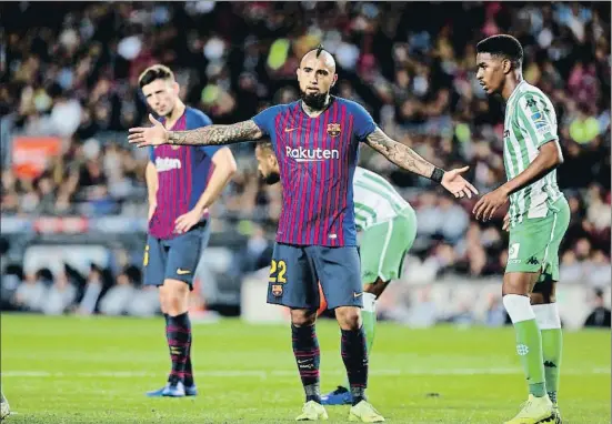  ?? XAVIER CERVERA ?? Arturo Vidal extiende los brazos lamentando un lance del juego del Barça-Betis