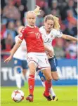  ?? FOTO: AFP ?? Für Norwegens Ingrid Schjelderu­p (re.) war Dänemarks Star Pernille Harder nicht zu stoppen.