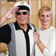  ?? ETHAN MILLER / GETTY IMAGES ?? “Captain” Daryl Dragon and his then-wife Toni Tennille join in Las Vegas in 2005 to promote a Christmas album titled “Saving Up Christmas” and a DVD box set. Dragon died Wednesday at age 76 of renal failure, according to his spokesman.