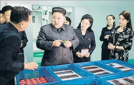  ?? KCNA / CONTACTO ?? Kim visitó una planta de cosmética con su hermana Kim Yo Jong y su esposa, Ri Sol Ju, las dos a la derecha