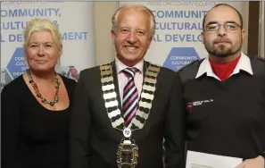  ??  ?? Cathaoirle­ach of Wicklow County Council John Ryan (centre) with Elaine Murray from Little Bray Community Group with James Wright from Bray Order of Malta.