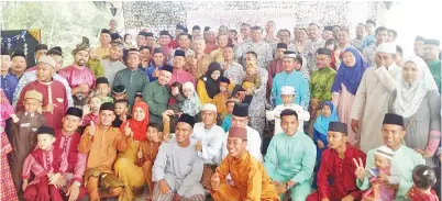  ??  ?? WARGA TLDM Sandakan yang hadir memeriahka­n Majlis Sambutan Hari Raya Aidilfitri Peringkat TLDM Sandakan .