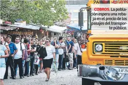  ??  ?? COBROS. La población espera una rebaja en el precio de los pasajes del transporte público.