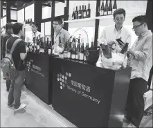  ?? NAN SHAN / FOR CHINA DAILY ?? Visitors inquire about German wines at a wine expo in Beijing.