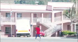  ?? ( Pic: Sibusiso Zwane) ?? An educator at Vulamasang­o School going towards one of the classroms yesterday.