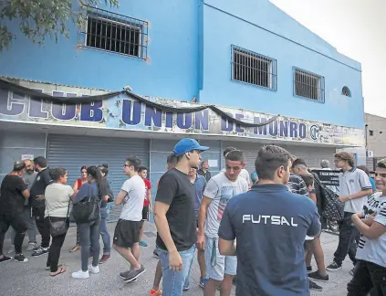  ?? Agustín marcarian ?? Amigos de la víctima se reunieron ayer en el Club Unión de Munro