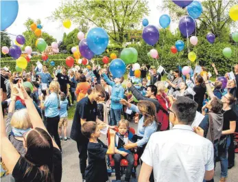  ?? FOTO: LYS ?? Zur Feier des Tages gibt es ein Luftballon­meer vor den Türen der Schule am See.