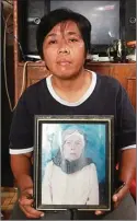  ?? ANDREAN KRISTIANTO/JAWA POS ?? BERDUKA: Sunengsih memegang foto almarhumah ibundanya, Hindun binti Raisan, di Karet, Setiabudi, Jakarta Selatan, kemarin.