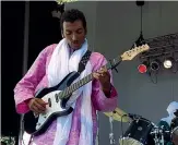  ??  ?? Chitarrist­a Bombino, nome d’arte di Goumar Almoctar