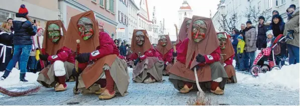  ?? Fotos: Berthold Veh ?? Vor dem Sprung: Die Hexen der Narrenzunf­t Bürgermoos und viele andere schaurige Gesellen liefen gestern beim Narrenspru­ng der Biberstehl­er durch Dillingen. Insgesamt waren Hästräger von rund 40 Zünften an die Donau gekommen. Zusammen mit den Musikern...