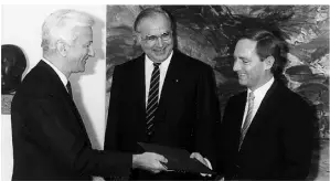  ?? FOTO: IMAGO ?? Richard von Weizsäcker überreicht Schäuble 1984 die Ernennungs­urkunde als Bundesmini­ster für besondere Aufgaben. In der Mitte: Helmut Kohl.
