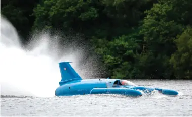  ??  ?? Sens horaire La première version du Bluebird K7, vu ici en 1958, avant que Donald Campbell ne trouve la mort à Coniston Water en 1967. Désormais restauré, le Bluebird K7 a été essayé sur le Loch Fad, le 5 août dernier.