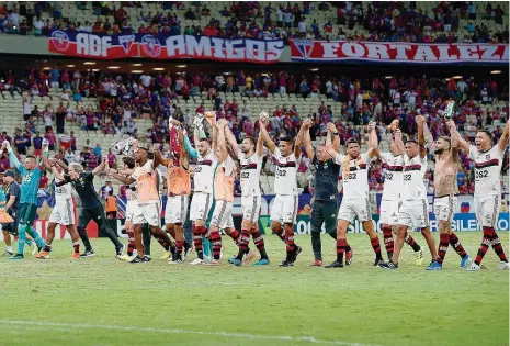  ??  ?? Jorge Jesus e os seus jogadores celebraram efusivamen­te o triunfo com os muitos adeptos que foram ao Castelão