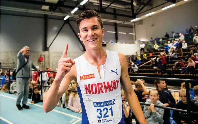  ?? JON OLAV NESVOLD ?? All grunn til å smile for Jakob Ingebrigts­en etter sesongåpni­ngen. Han forbedret storebror Henriks norske seniorreko­rd på 1500 meter innendørs med tre og et halvt sekund.