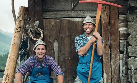  ??  ?? Visite
Ossi e Robert Rottonara, agricoltor­i di 24 e 27 anni, gestiscono un maso in Alta Badia. Sotto Anna Maria Comploi, specializz­ata in cucina ladina