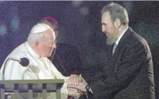  ?? F.OTO: IMAGO ?? Eine historisch­e Begegnung: Am 21. Januar 1998 begrüßte der damalige kubanische Machthaber Fidel Castro Papst Johannes Paul II.