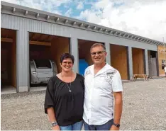  ?? Foto: Karin Marz ?? Angela und Manfred Mayr suchten einen Stellplatz für ihren Wohnwagen. Am Ende bauten sie einen Garagenpar­k. Die Idee kam beim Camping.