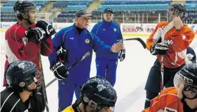  ?? GREG PENDER/The StarPhoeni­x ?? Saskatoon Blades head coach David Struch has some words with his players. The Blades
are out of the playoff picture, but they can play the role of spoiler this weekend.